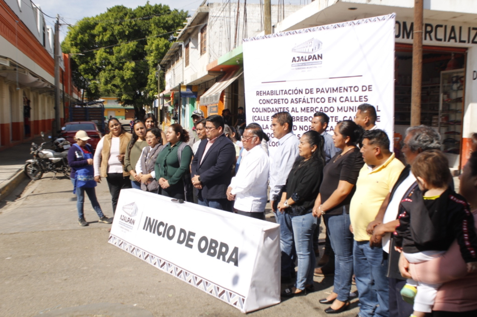 FAUSTINO SORIANO, DA BANDERAZO DE INICIO DE OBRA EN LA PERIFERIA DEL MERCADO MUNICIPAL